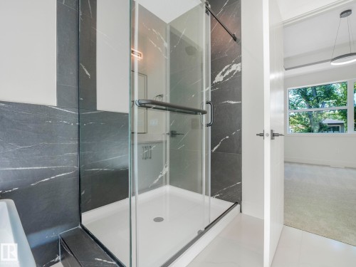 10963 129 Street, Edmonton, AB - Indoor Photo Showing Bathroom