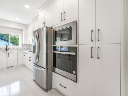 10963 129 Street, Edmonton, AB - Indoor Photo Showing Kitchen With Upgraded Kitchen