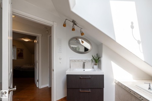 11415 85 Street, Edmonton, AB - Indoor Photo Showing Bathroom