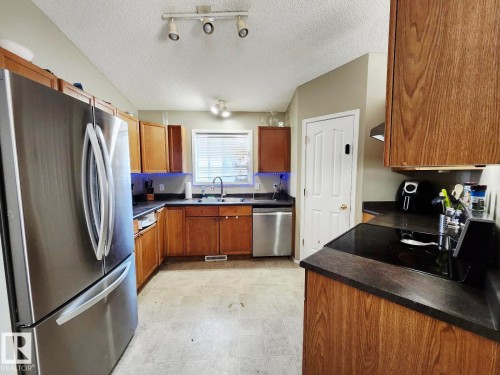 108 Brookview Way, Stony Plain, AB - Indoor Photo Showing Kitchen With Double Sink