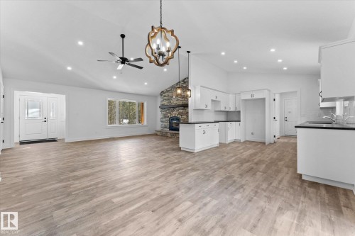 311 55504 Rr 13, Rural Lac Ste. Anne County, AB - Indoor Photo Showing Kitchen