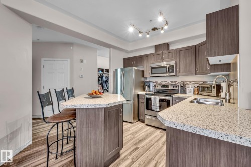 104 10046 110 Street, Edmonton, AB - Indoor Photo Showing Kitchen With Double Sink With Upgraded Kitchen
