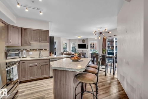 104 10046 110 Street, Edmonton, AB - Indoor Photo Showing Kitchen