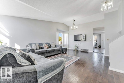 18416 77 Avenue, Edmonton, AB - Indoor Photo Showing Living Room