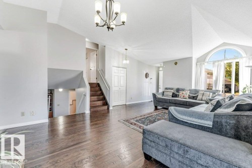 18416 77 Avenue, Edmonton, AB - Indoor Photo Showing Living Room