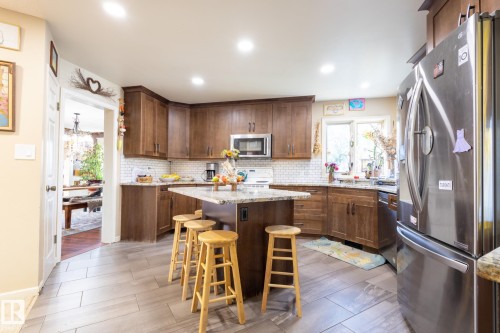 410 Olsen Close, Edmonton, AB - Indoor Photo Showing Kitchen With Upgraded Kitchen