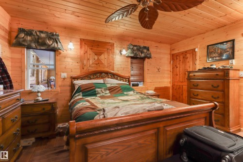 4836 A 53 Ave & 4836 B 53 Avenue, Cynthia, AB - Indoor Photo Showing Bedroom