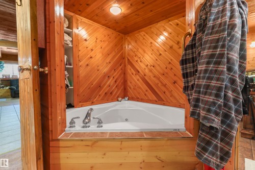 4836 A 53 Ave & 4836 B 53 Avenue, Cynthia, AB - Indoor Photo Showing Bathroom