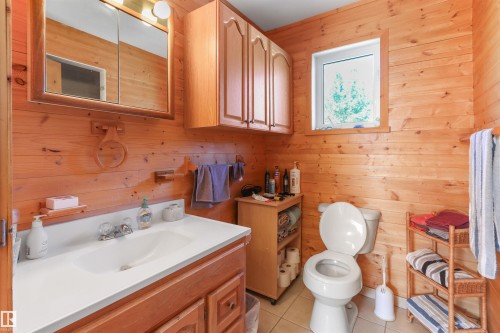 4836 A 53 Ave & 4836 B 53 Avenue, Cynthia, AB - Indoor Photo Showing Bathroom