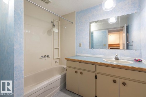 13140 35 Street, Edmonton, AB - Indoor Photo Showing Bathroom