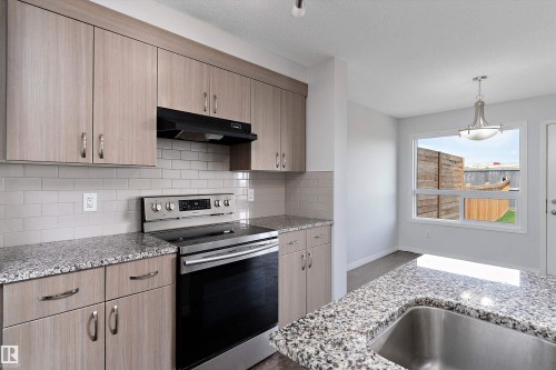 17135 38 Street, Edmonton, AB - Indoor Photo Showing Kitchen