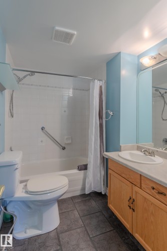 305 13450 114 Avenue, Edmonton, AB - Indoor Photo Showing Bathroom
