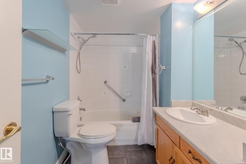 305 13450 114 Avenue, Edmonton, AB - Indoor Photo Showing Bathroom