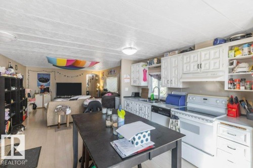 321 Westbrook Way, Edmonton, AB - Indoor Photo Showing Kitchen