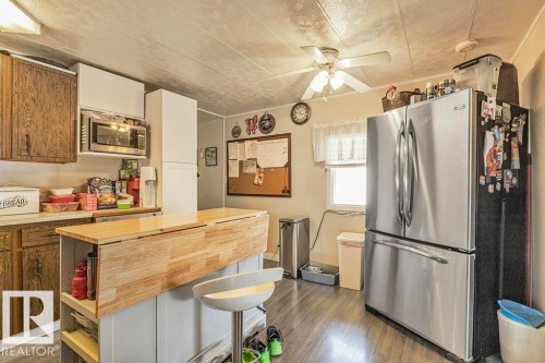 862 West Coast Bay, Edmonton, AB - Indoor Photo Showing Kitchen