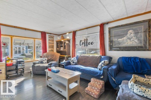 862 West Coast Bay, Edmonton, AB - Indoor Photo Showing Living Room