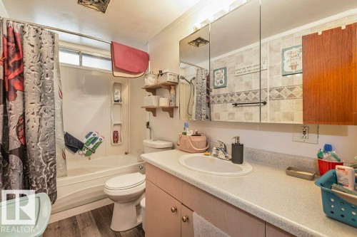 862 West Coast Bay, Edmonton, AB - Indoor Photo Showing Bathroom