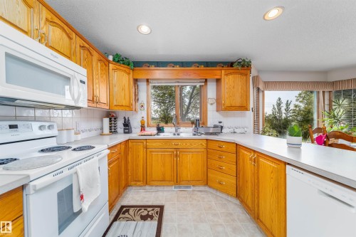 11415 9 Avenue, Edmonton, AB - Indoor Photo Showing Kitchen