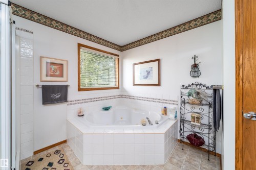 11415 9 Avenue, Edmonton, AB - Indoor Photo Showing Bathroom