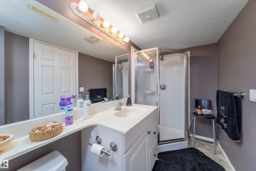 11415 9 Avenue, Edmonton, AB - Indoor Photo Showing Bathroom