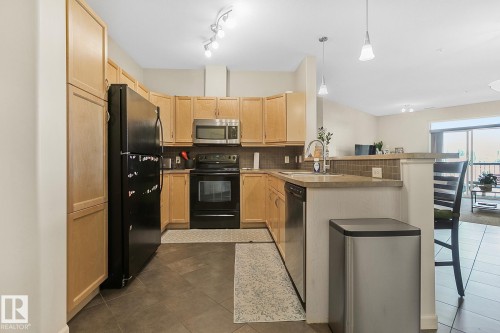 212 2503 Hanna Crescent, Edmonton, AB - Indoor Photo Showing Kitchen