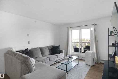 403 15211 139 Street, Edmonton, AB - Indoor Photo Showing Living Room