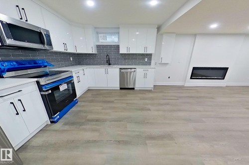 18927 95A Avenue, Edmonton, AB - Indoor Photo Showing Kitchen With Upgraded Kitchen