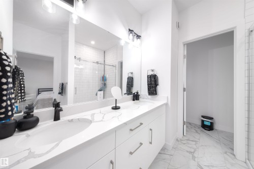 11204 & 11206 55 Avenue, Edmonton, AB - Indoor Photo Showing Bathroom