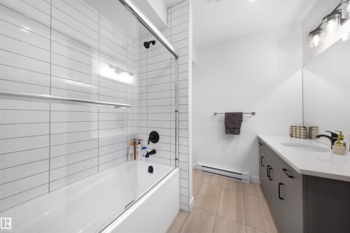 11204 & 11206 55 Avenue, Edmonton, AB - Indoor Photo Showing Bathroom