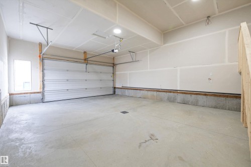 10214 92A Avenue, Morinville, AB - Indoor Photo Showing Garage
