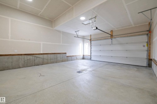 10214 92A Avenue, Morinville, AB - Indoor Photo Showing Garage