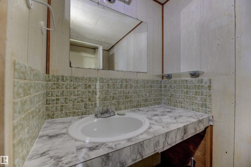 3116 112 Avenue, Edmonton, AB - Indoor Photo Showing Bathroom