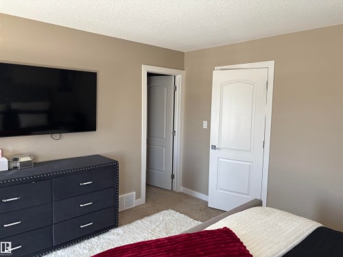 6694 Cardinal Road, Edmonton, AB - Indoor Photo Showing Bedroom