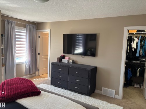6694 Cardinal Road, Edmonton, AB - Indoor Photo Showing Bedroom