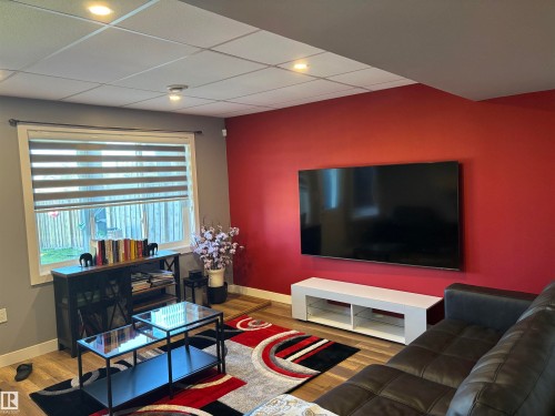 6694 Cardinal Road, Edmonton, AB - Indoor Photo Showing Living Room