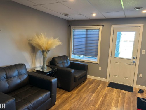 6694 Cardinal Road, Edmonton, AB - Indoor Photo Showing Living Room