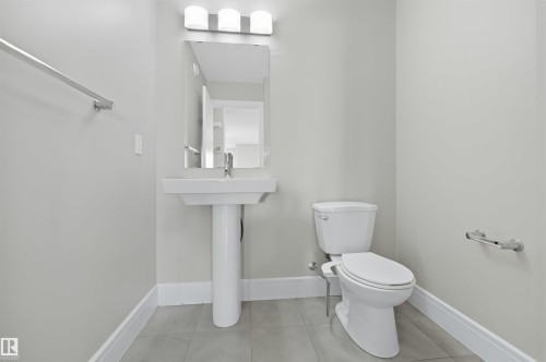 7122 Armour Link Link, Edmonton, AB - Indoor Photo Showing Bathroom
