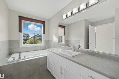 7122 Armour Link Link, Edmonton, AB - Indoor Photo Showing Bathroom