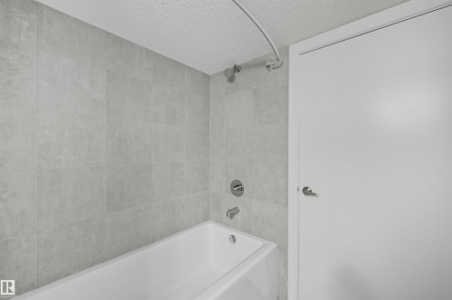 7122 Armour Link Link, Edmonton, AB - Indoor Photo Showing Bathroom