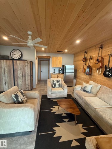 23 2332 Twp 521 Parkland County, Rural Parkland County, AB - Indoor Photo Showing Living Room
