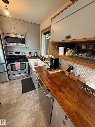 23 2332 Twp 521 Parkland County, Rural Parkland County, AB - Indoor Photo Showing Kitchen