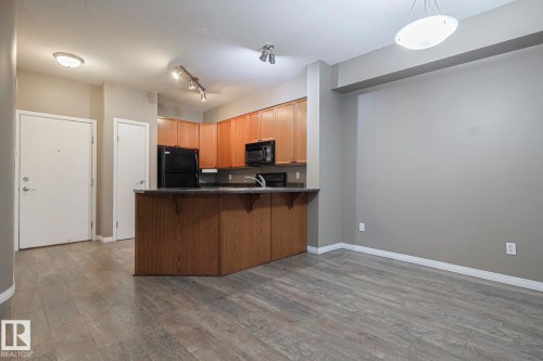 101 4304 139 Avenue Nw, Edmonton, AB - Indoor Photo Showing Kitchen