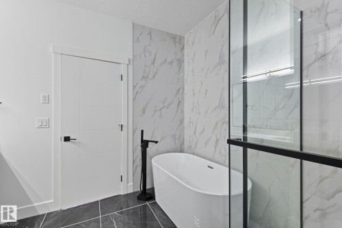 1133 Gyrfalcon Crescent, Edmonton, AB - Indoor Photo Showing Bathroom