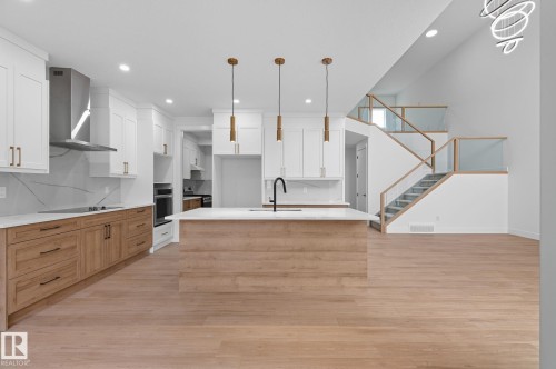 1133 Gyrfalcon Crescent, Edmonton, AB - Indoor Photo Showing Kitchen