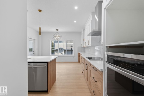 1133 Gyrfalcon Crescent, Edmonton, AB - Indoor Photo Showing Kitchen