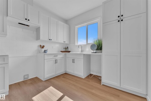 1031 Aster Boulevard, Edmonton, AB - Indoor Photo Showing Kitchen