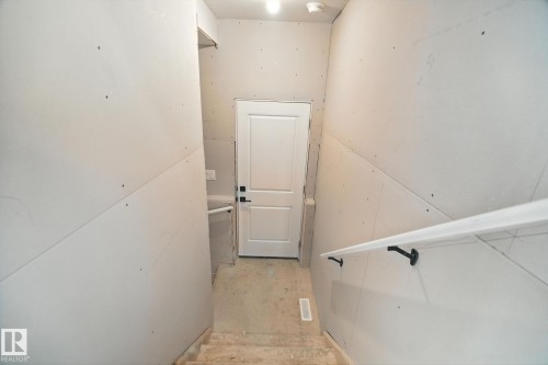 1135 Gyrfalcon Crescent, Edmonton, AB - Indoor Photo Showing Other Room