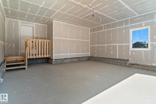 1135 Gyrfalcon Crescent, Edmonton, AB - Indoor Photo Showing Garage