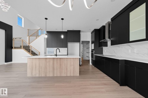 1135 Gyrfalcon Crescent, Edmonton, AB - Indoor Photo Showing Kitchen