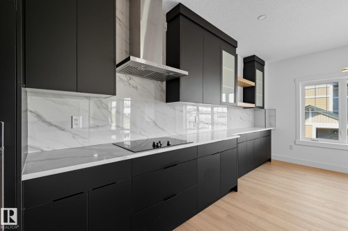 1135 Gyrfalcon Crescent, Edmonton, AB - Indoor Photo Showing Kitchen